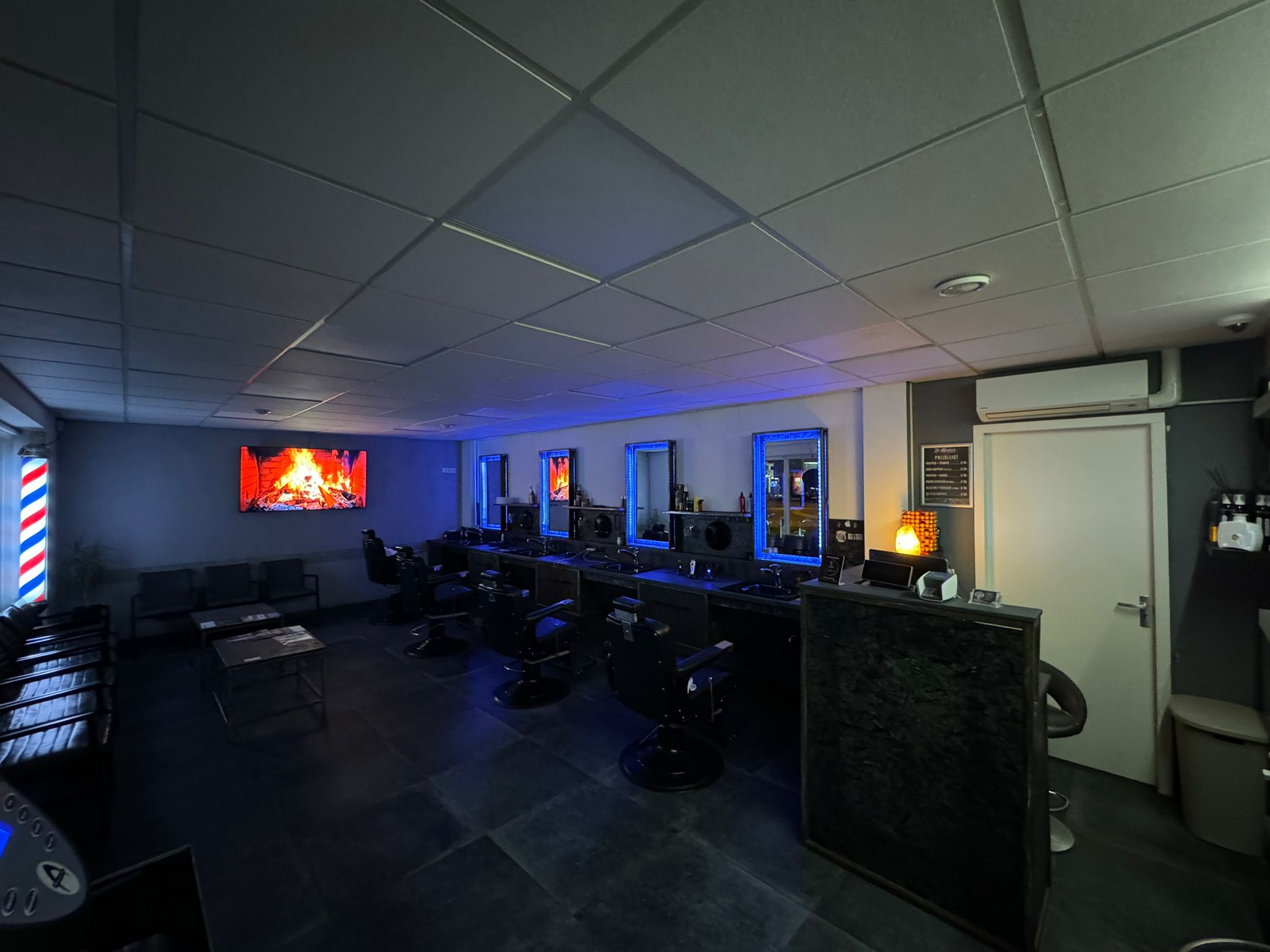 De Kniphoek Barbershop Soest - Interieur met professionele knipstoelen en spiegels